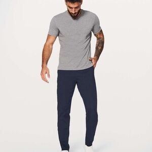 LULULEMON COMMISSION PANT SIZE 34X32 - Navy